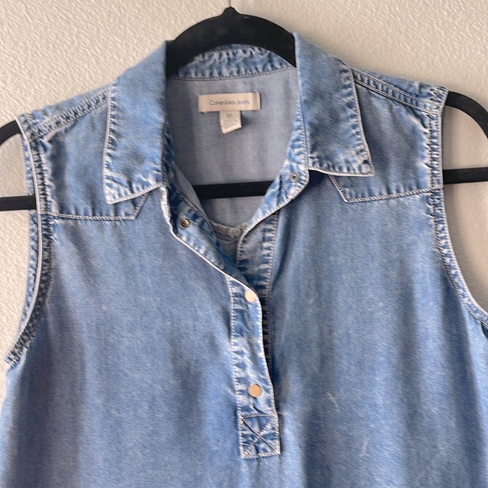 Calvin Klein jeans, sleeveless collared shirt, size XS/TP.  Snap button. - Picture 2 of 5